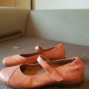 Taos Footwear Flats